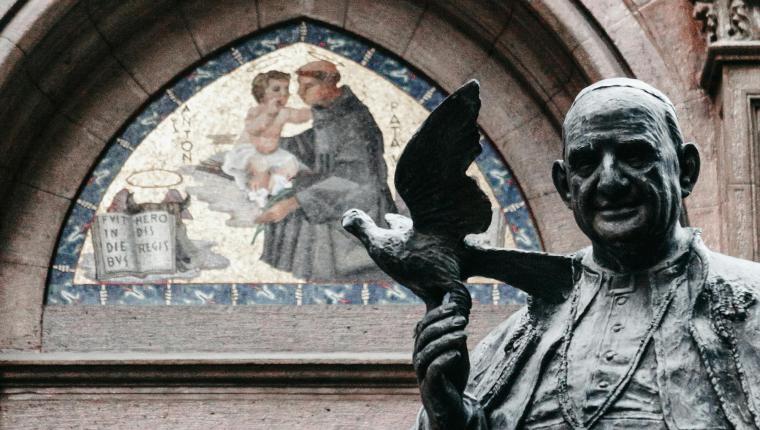 Pope Francis Calls for Global Peace at Sunday Angelus