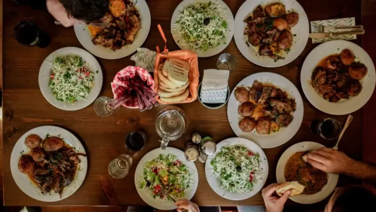 4 Ways to Make Family Dinners a Priority Again